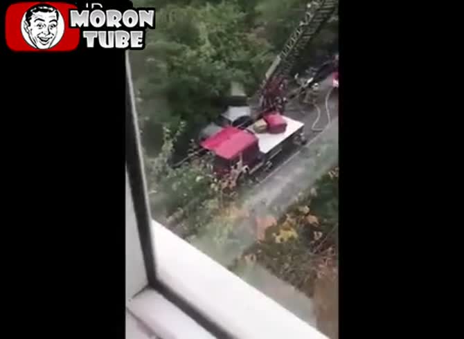 Video :A guy leaps out of the window of his burning flat just as firefighters are about to rescue him (Russia)